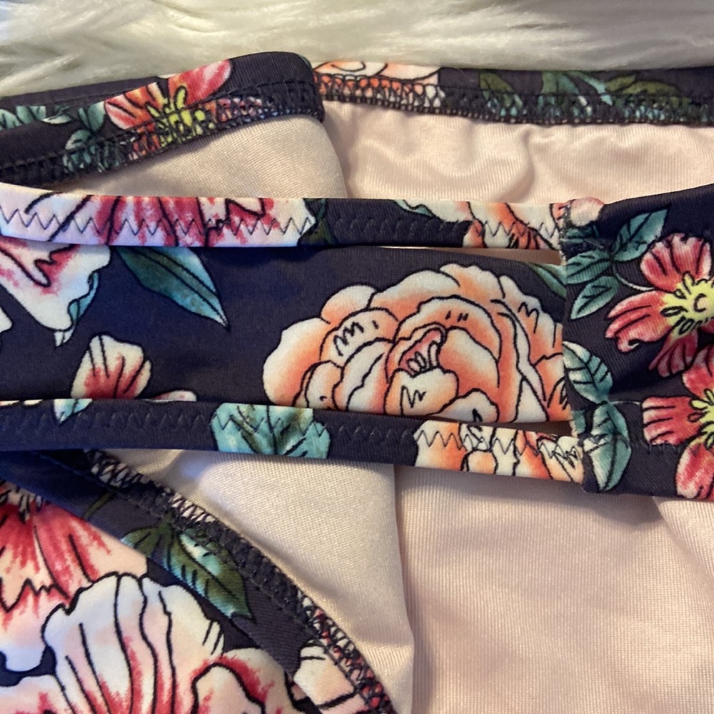Shade & Shore two pieces swimsuit top is 36B and it’s push up and bottoms is L - Picture 2 of 12